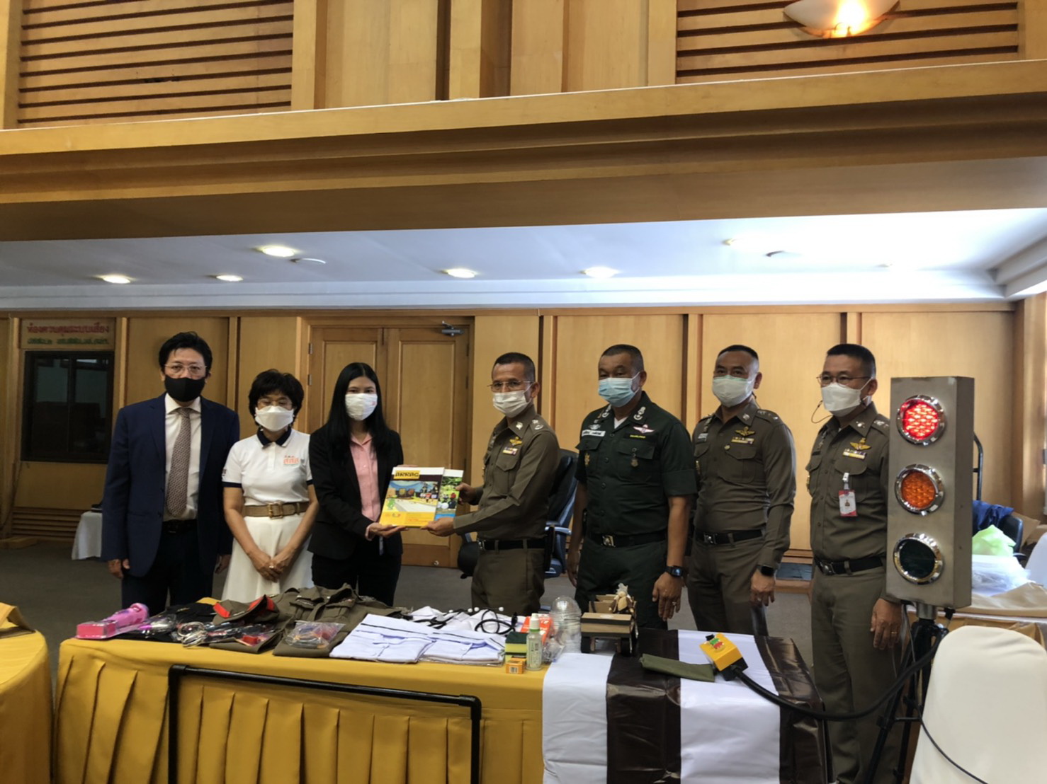 มอบสื่อการสอนเด็ก รู้เท่าทันอุบัติเหตุและการพนัน thaihealth
