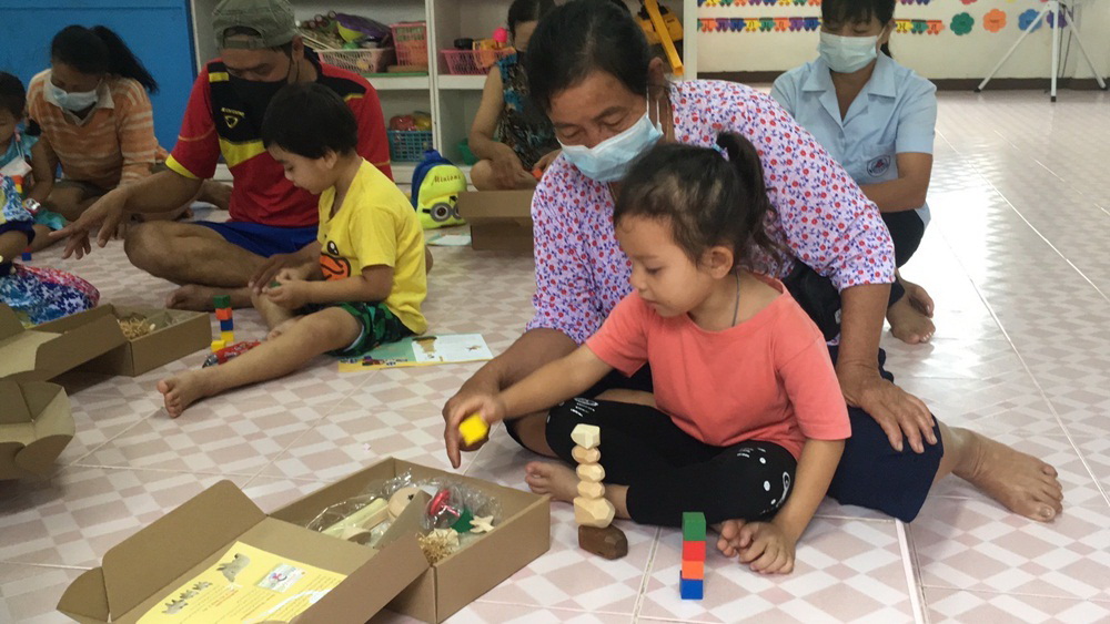 สสส. – ภาคีเครือข่าย มอบกล่องครอบครัวยิ้ม กระตุ้นเรียนรู้เสริมเล่นอิสระ ช่วยครอบครัวฝ่าโควิด-19 thaihealth