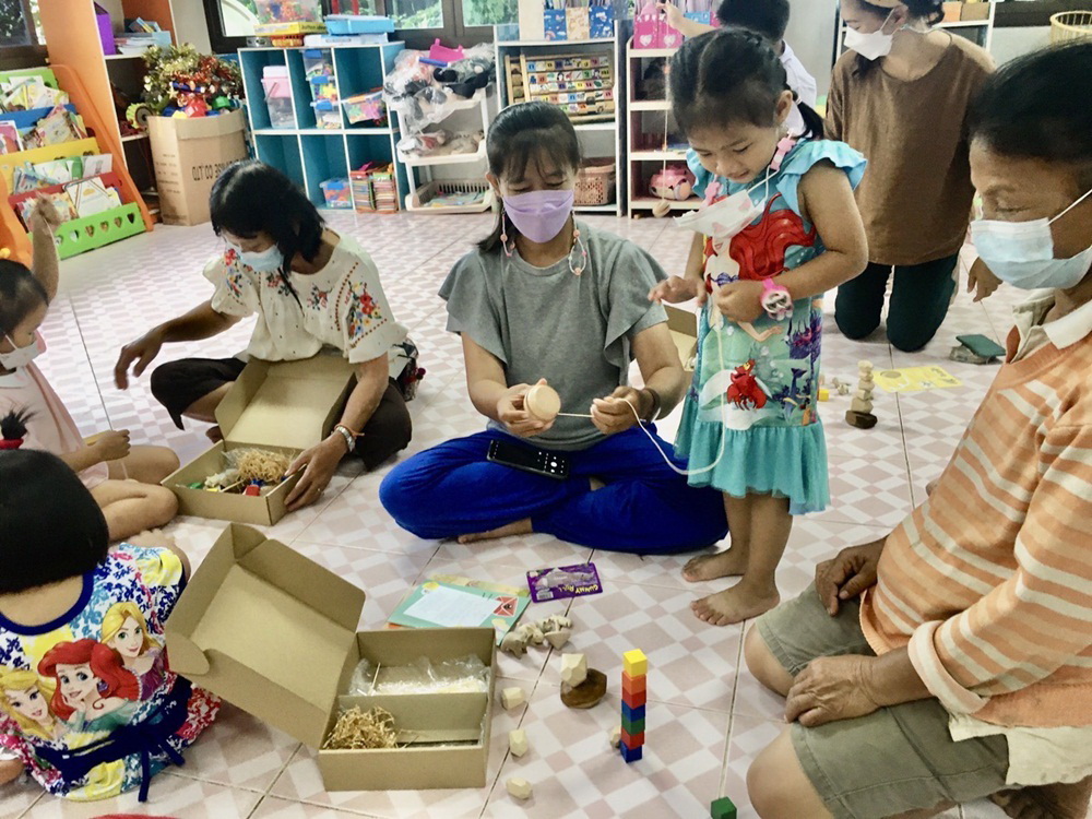 สสส. – ภาคีเครือข่าย มอบกล่องครอบครัวยิ้ม กระตุ้นเรียนรู้เสริมเล่นอิสระ ช่วยครอบครัวฝ่าโควิด-19 thaihealth