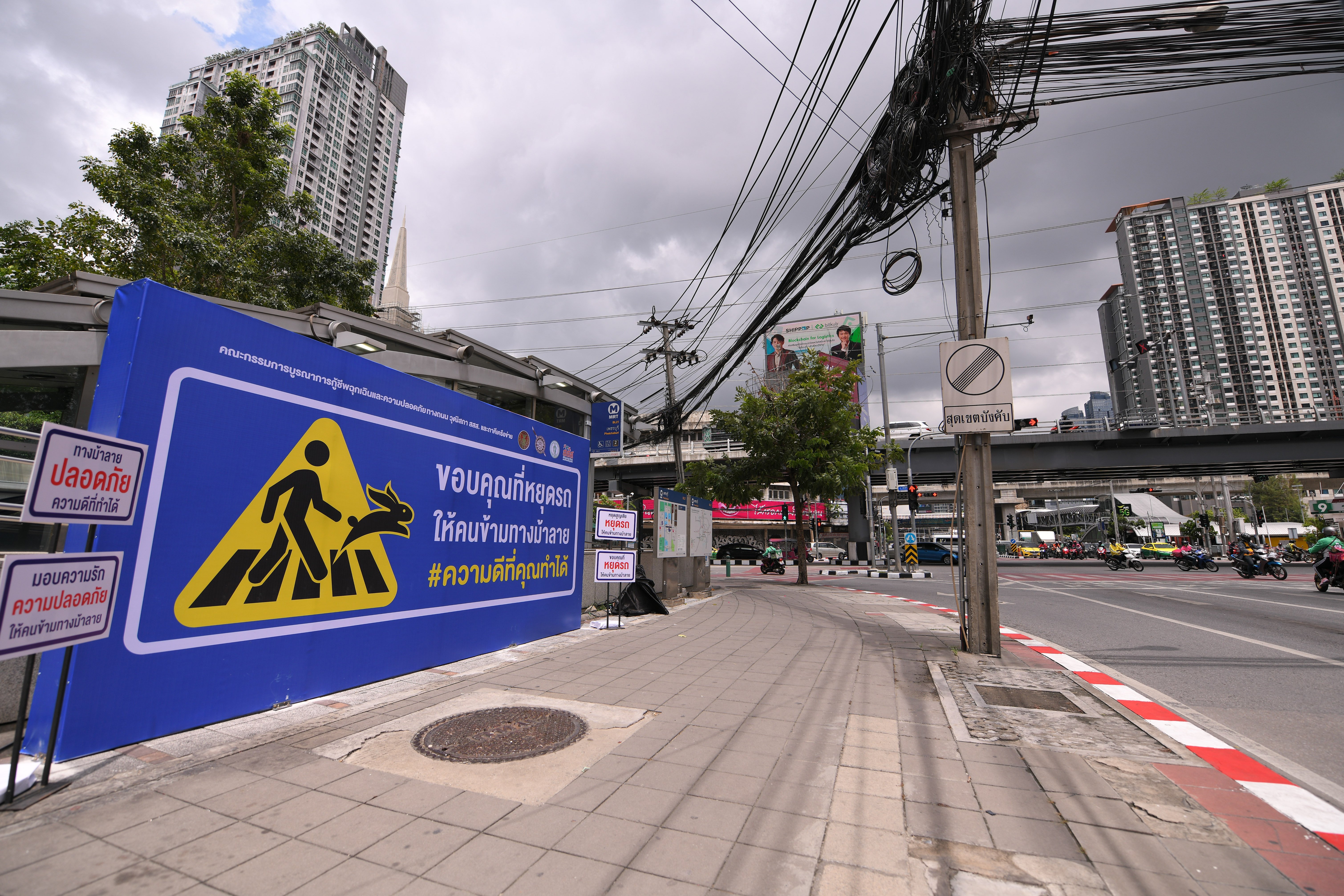 หยุดรถให้คนข้ามทางม้าลาย หยุดอันตรายบนท้องถนน thaihealth