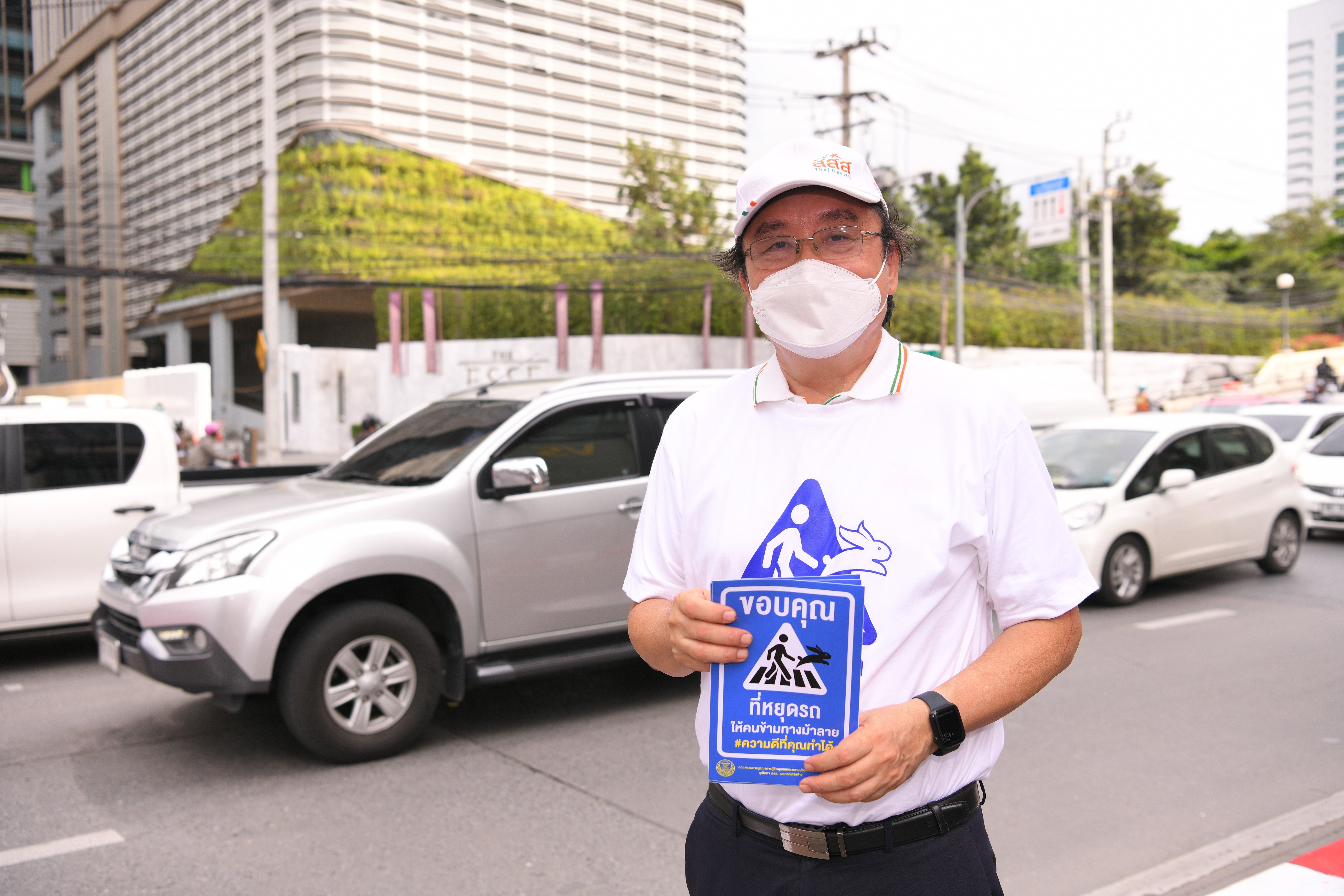 หยุดรถให้คนข้ามทางม้าลาย หยุดอันตรายบนท้องถนน thaihealth