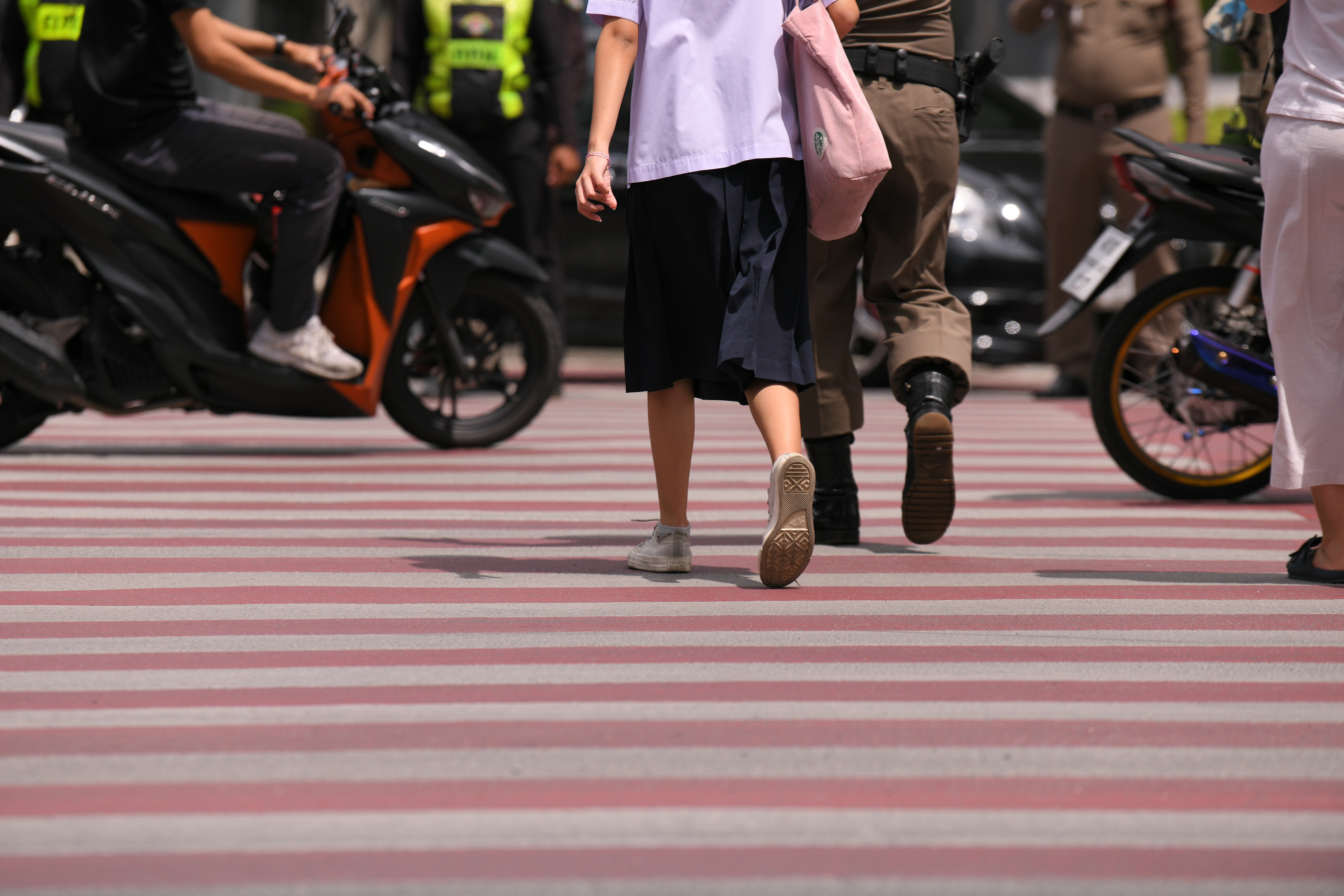 หยุดรถให้คนข้ามทางม้าลาย หยุดอันตรายบนท้องถนน thaihealth