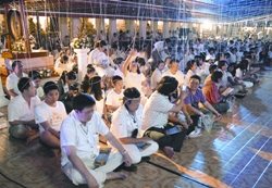 ชาวพุทธเข้าวัดส่งท้ายปีเก่า