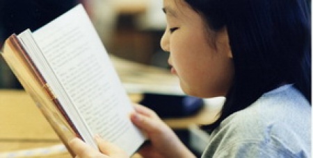 สสส. ปั้นหนอนหนังสือ กระตุ้นเด็กไทยเสริมนิสัยรักการอ่าน เป็นที่ทราบกันดีว่าสถิติการอ่านหนังสือของเด็กไทยในปัจจุบัน ยังอยู่ในขั้นวิกฤติเมื่อเทียบกับประเทศเพื่อนบ้าน ดังนั้นในเวลานี้หน่วยงานที่เกี่ยวข้องจึงต่างเร่งรณรงค์ และหันมาส่งเสริมให้เด็กไทยอ่านหนังสือเพิ่มมากขึ้น ซึ่งแผนงานสร้างเสริมวัฒนธรรมการอ่าน สำนักงานกองทุนสนับสนุนการสร้างเสริมสุขภาพ (สสส.) ก็เป็นอีกหนึ่งหน่วยงานหลัก ที่ตระหนักถึงปัญหาดังกล่าว และพยายามแก้ไข เพื่อกระตุ้นให้เด็กไทยสนใจ และนิสัยรักการอ่าน