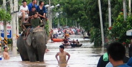 อีกหนึ่งแรงมือและแรงใจ คนไทยไม่ทิ้งกัน อุทกภัยน้ำท่วมใหญ่ ที่พี่น้องชาวไทยในหลายพื้นที่กำลังประสบภัยพิบัติอยู่นั้น นับเป็นอีกหนึ่งเหตุการณ์ที่มิอาจลืมได้ เพราะถือเป็นน้ำท่วมครั้งใหญ่ อีกครั้งหนึ่ง ที่มีปริมาณน้ำมหาศาลไหลท่วมท้นกินหลายพื้นที่ ขณะเดียวกันน้ำใจไทย คนไทยไม่ทิ้งกันก็ดูจะทำให้ในยามทุกข์ยาก คนไทยยังพอมีรอยยิ้มแบ่งปันด้วย "จิตอาสา" ของพี่น้องร่วมชาติทุกคน