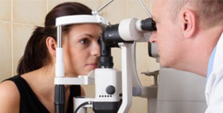 ผู้ป่วยเบาหวาน 20% เสี่ยงตาบอด ควรตรวจตาปีละครั้ง สธ.เตือนผู้ป่วยเบาหวานควรตรวจตาปีละครั้ง ก่อนเบาหวานขึ้นจอประสาทตา จนเสี่ยงตาบอด พบมีความเสี่ยงมากถึง 20% และจะเพิ่มเป็น 80% เมื่อป่วยเบาหวานนานถึง 15 ปี ระบุควบคุมระดับน้ำตาล ออกกำลังกาย งดสูบบุหรี่ช่วยลดความเสี่ยงได้