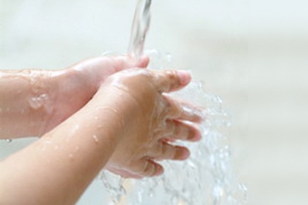 ล้างมือถูกวิธี ลดโรคท้องร่วง กรมอนามัยเผยโรคท้องร่วงคร่าชีวิตเด็กปีละ3.5ล้านคน แนะล้างมืออย่างถูกวิธีจะสามารถลดการ เสียชีวิตจากโรคท้องร่วงได้