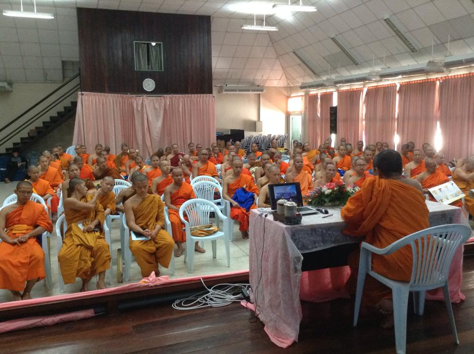 พระนิสิตปฎิบัติงานพัฒนาสังคม thaihealth