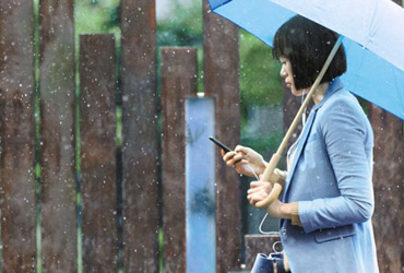 งดใช้โทรศัพท์มือถือขณะฝนตก thaihealth