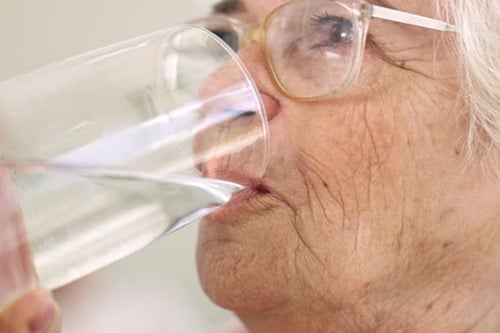 ผู้สูงอายุดื่มน้ำน้อย ขาดน้ำเสี่ยงหัวใจล้มเหลว thaihealth