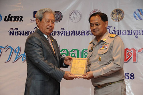 ร่วมมอบโล่สงกรานต์ปลอดภัย ตายเป็นศูนย์ thaihealth