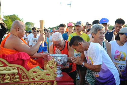 ประชาชนครึ่งหมื่นร่วมเดินวิ่งวิสาขะ  thaihealth