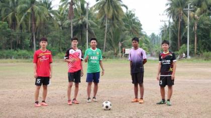 “5 หนุ่มปลายโพงพาง” คืนชีวิตให้สนามกีฬารกร้าง  thaihealth