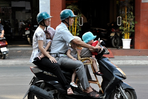 เด็กเล็กนั่งซ้อนมอเตอร์ไซค์สุดอันตราย thaihealth