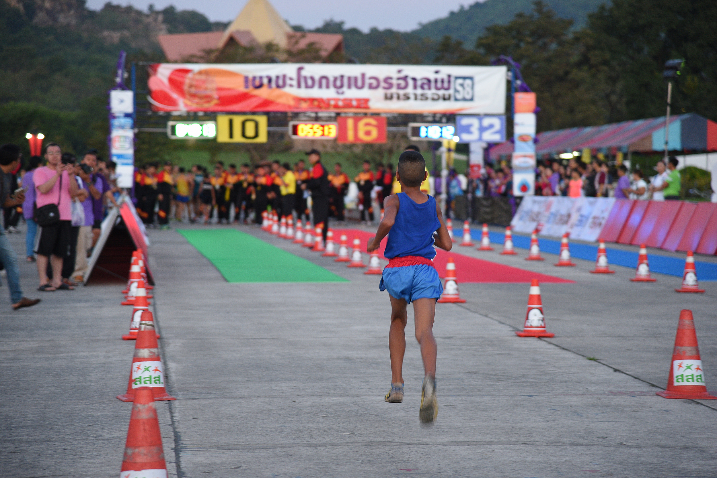 พระเทพฯ ทรงนำวิ่งเขาชะโงกฯ ปี58 thaihealth