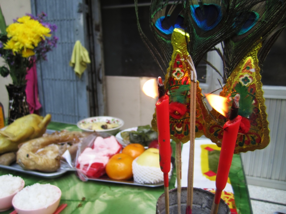 ปักธูปเซ่นไหว้บนอาหาร เสี่ยงอันตรายสีย้อม thaihealth