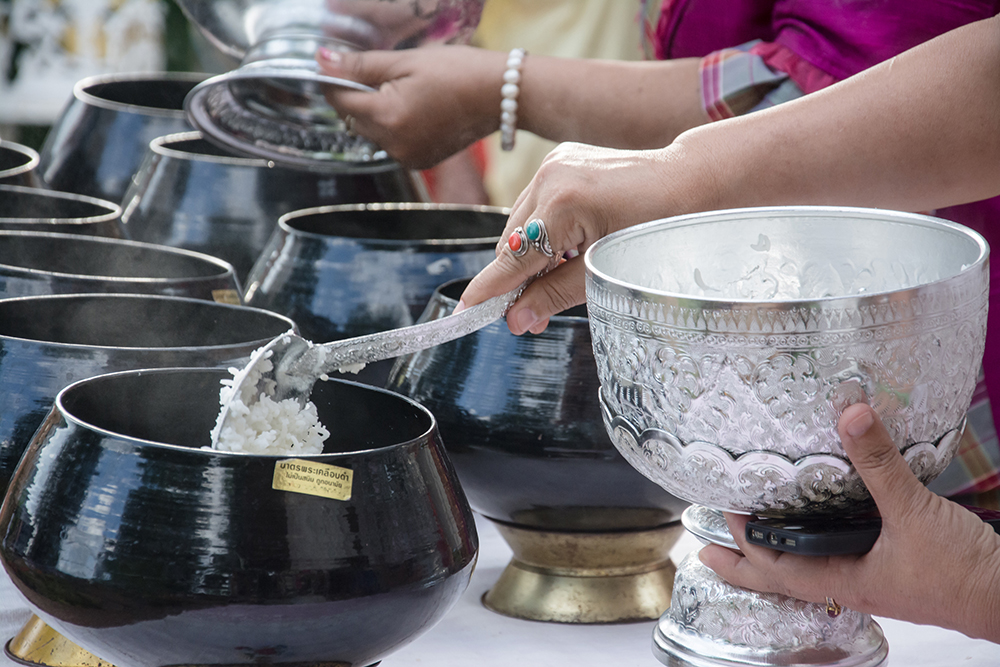 'อาหารใส่บาตร' ทำลายสุขภาพพระสงฆ์ thaihealth