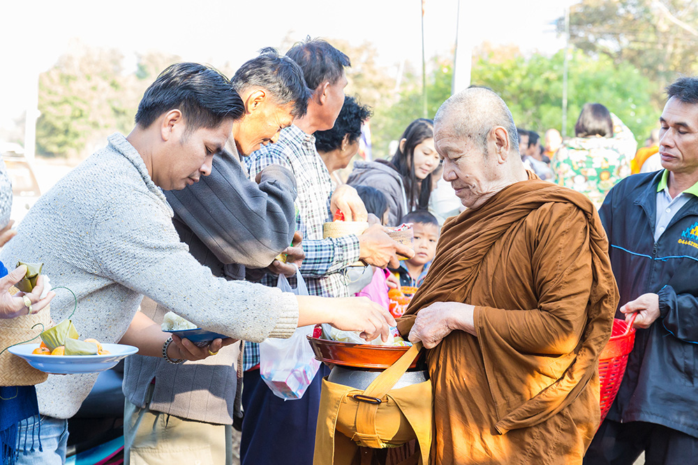 'อาหารใส่บาตร' ทำลายสุขภาพพระสงฆ์ thaihealth