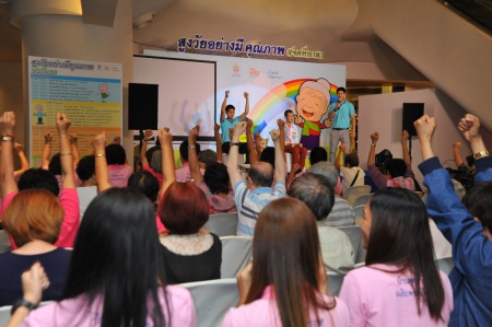 หากลูกหลานใส่ใจสูงวัยก็เจ๋งและแจ๋วได้ มีข้อมูลจากกระทรวงสาธารณสุข เผยว่า ผู้สูงอายุชาวไทย จะเพิ่มขึ้นปีละ 5 แสน โดยจะมีผู้สูงอายุกว่า 14 ล้านคน และอีก 9 ปีข้างหน้า ประเทศไทยจะก้าวเข้าสู่สังคมผู้สูงอายุอย่างสมบูรณ์ โดยมีปัญหาที่น่าวิตกคือ ได้พบผู้สูงอายุป่วยติดเตียง ติดบ้านที่ต้องช่วยเหลือกว่า 1 ล้านคน