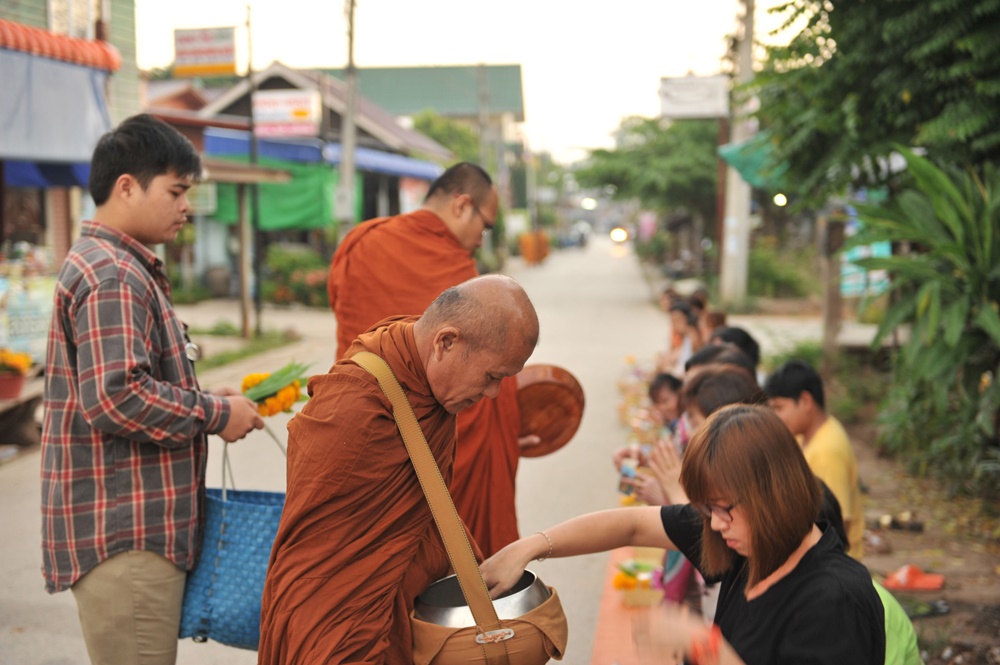 ตักบาตรด้วยอาหารเพื่อสุขภาพ thaihealth