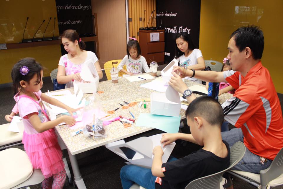 สร้างโรงละครกล่องเค้ก ของเล่นจากขยะเหลือใช้ thaihealth