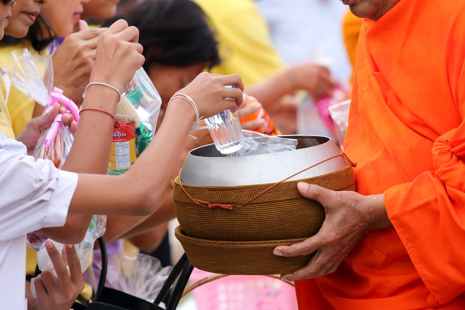 ดูแลสุขภาพพระด้วยของใส่บาตร thaihealth