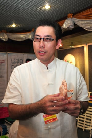 นายธนัท ดลอัมพรพิศุทธิ์ 