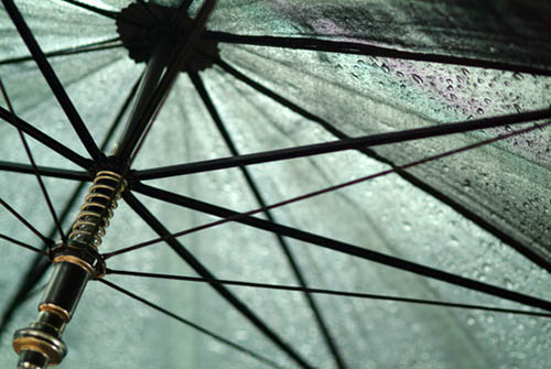 กางร่มกันฝนขณะขี่จยย.เสี่ยงเกิดอุบัติเหตุถึงตาย
