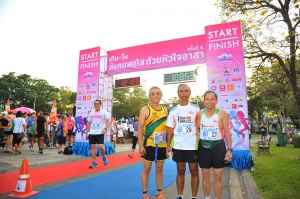 คุณพจน์ เพิ่มพรพิพัฒน์ ประธานสมาพันธ์ชมรมเดิน วิ่งเพื่อสุขภาพไทย ร่วมถ่ายภาพกับเพื่อนนักวิ่ง