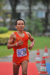 นักวิ่งที่ชนะเลิศ 10.5 กิโลเมตร รุ่นอายุไม่เกิน 30 ปี