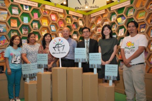 เปิดตัวโครงการ ๑ อ่าน ล้านตื่น เมื่อวันที่ 02 เมษายน 2557 ที่ผ่านมา ภาคีเครือข่ายส่งเสริมการอ่านด้วยหนังสือคุณภาพ ซึ่งประกอบด้วย สมาคมผู้จัดพิมพ์และผู้จำหน่ายหนังสือแห่งประเทศไทย  บริษัท SCG Paper จำกัด  ตลาดหลักทรัพย์แห่งประเทศไทย ไปรษณีย์ไทยสมาคมห้องสมุดแห่งประเทศไทย  และแผนงานสร้างเสริมวัฒนธรรมการอ่านได้ร่วมเปิดตัวโครงการ “๑อ่าน ล้านตื่น” ขึ้นในงานสัปดาห์หนังสือแห่งชาติครั้งที่ 42 ณ ศูนย์การประชุมแห่งชาติสิริกิติ์ โดยจะคัดเลือกหนังสือที่มีคุณภาพที่ยังมีสภาพที่ดี เป็นหนังสือที่เหมาะกับวัย และสถานการณ์ปัจจุบัน มอบให้กับโครงการนำร่องในพื้นที่ทั้งหมด 50 ชุมชน

ดูรายละเอียดเพิ่มเติมได้ที่ http://goo.gl/u5LcLb