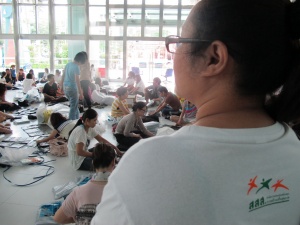แพคของช่วยผู้ประสบภัยน้ำท่วมที่ธนาคารกรุงไทยสำนักงานใหญ่