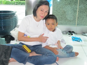 แพคของช่วยผู้ประสบภัยน้ำท่วมที่ธนาคารกรุงไทยสำนักงานใหญ่
