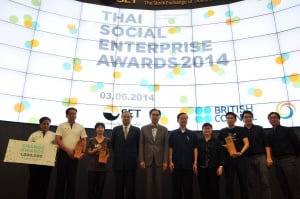 พิธีมอบรางวัล Thai Social Enterprise Awards (SE Awards) เมื่อวันอังคารที่ 3 มิถุนายน 2557 ณ โถงนิทรรศการ ตลาดหลักทรัพย์แห่งประเทศไทย สำนักงานสร้างเสริมกิจการสังคมแห่งชาติ ได้จัดงานพิธีมอบรางวัล Thai Social Enterprise Awards (SE Awards) ขั้น โดยประกอบด้วย รางวัลเปลี่ยน (Change Awards) รางวัลทำ (Do it Awards) และรางวัลคิด (Think Awards)โดยได้รับเกียรติจาก ดร.สถิตย์ ลิ่มพงศ์พันธุ์ ประธานกรรมการตลาดหลักทรัพย์แห่งประเทศไทย และ นายแพทย์วิชัย โชควิวัฒน ประธานกรรมการกำกับทิศทางแผนงานสร้างเสริมกิจการเพื่อสังคม คุณณัฐพงษ์ จารุวรรณพงศ์ ผู้อำนวยการสำนักงานสร้างเสริมกิจการเพื่อสังคมแห่งชาติ เป็นผู้มอบรางวัล