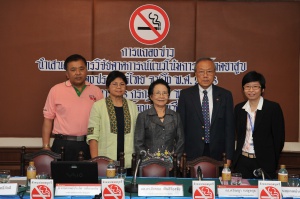 แถลงข่าว นำเสนอผลการวิจัย คาดการณ์แนวโน้มการบริโภคยาสูบของประชากรไทย จนถึง พ.ศ. 2568 เมื่อวันที่ 08 กรกฎาคม 2557 ที่ผ่านมา ณ โรงแรมเอเชีย มูลนิธิรณรงค์เพื่อการไม่สูบบุหรี่ ร่วมกับ คณะสาธารณสุขศาสตร์ มหาวิทยาลัยมหิดล และสำนักควบคุมการบริโภคยาสูบ 
กรมควบคุมโรค กระทรวงสาธารณสุข ได้จัดการแถลงข่าว นำเสนอผลการวิจัย คาดการณ์แนวโน้มการบริโภคยาสูบของประชากรไทย จนถึง พ.ศ. 2568 โดย นพ.นพพร ชื่นกลิ่น 
อธิบดีกรมควบคุมโรค (คร.) กล่าวในการแถลงข่าว “ผลการวิจัย คาดการณ์แนวโน้มการบริโภคยาสูบของประชากรไทย จนถึง พ.ศ. 2568” ว่า อัตราการสูบบุหรี่ของประชากรไทย
อายุ 15 ปีขึ้นไป โดยภาพรวมมีแนวโน้มลดลงจาก 32% เมื่อปี 2534 เหลือ 19.94% ในปี 2556 แต่ในช่วง 4 - 5 ปีมานี้ อัตราการสูบบุหรี่ลดลงกลับน้อยลงมาก เนื่องจากมีอัตรา
การสูบบุหรี่เพิ่มในกลุ่มที่เป็นเป้าหมายหลัก คือ ผู้หญิง เด็ก และเยาวชน
