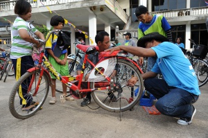 ช่างซ่อมจักรยานโดยชาวบ้านเอง