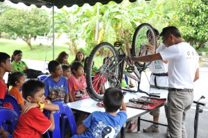 สาธิตการซ่อมจักรยานโดย  ชมรมจักรยานเพื่อสุขภาพแห่งประเทศไทย