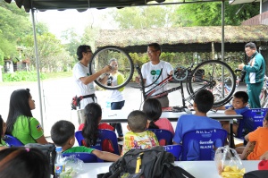 อาสาซ่อม อาสาสอน : The Battalion เมื่อวันที่ 8 พฤศจิกายน 2557 สำนักงานกองทุนสนับสนุนการสร้างเสริมสุขภาพ(สสส.) ร่วมกับ ชมรมจักรยานเพื่อสุขภาพแห่งประเทศไทย   จัดกิจกรรม “อาสาซ่อม อาสาสอน : The Battalion” เพื่อลงพื้นที่อาสาซ่อมจักรยาน ณ กองพล ที่ 9 พล ร.29 พัน 3 ค่ายสุรสีห์ จ.กาญจนบุรี แสดงให้เห็นคุณค่าของการนำจักรยานที่หมดสภาพ นำมาฟื้นฟูซ่อมแซมให้มีสภาพใช้งานได้ และลงนามความร่วมมือเพื่อส่งเสริมการใช้จักรยานในชีวิตประจำวัน