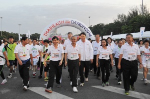 Thai Health Day Run 2014 วิ่งสู่ชีวิตใหม่ เมื่อวันที่ 9 พฤศจิกายน 2557 บริเวณลานพระบรมรูปทรงม้า รัชกาลที่ 5 ศ.ดร.ยงยุทธ ยุทธวงศ์ รองนายกรัฐมนตรี ในฐานะประธานกรรมการกองทุนสนับสนุนการสร้างเสริมสุขภาพ(สสส.) เป็นประธานเปิดงาน “Thai health Day run 2014”  ภายใต้โครงการวิ่งสู่ชีวิตใหม่ ปีที่ 3 จัดโดย สสส. สมาพันธ์ชมรมเดินวิ่งเพื่อสุขภาพไทย และภาคีเครือข่ายสุขภาพ โดยศ.ดร. ยงยุทธ ได้ร่วมเดิน วิ่ง เพื่อสุขภาพระยะทาง 3 กิโลเมตร ร่วมกับ ศ.นพ.อุดมศิลป์ ศรีแสงนาม ที่ปรึกษาคณะกรรมการ สสส. ทพ.กฤษดา เรืองอารีย์ ผู้จัดการสสส.นายพจน์ เพิ่มพรพิพัฒน์ ประธานสมาพันธ์ชมรมเดินวิ่งเพื่อสุขภาพไทย ซึ่งภายหลังจากกิจกรรมเดิน วิ่ง คณะนักวิ่งและคณะจักรยาน ได้ร่วมกัน เดิน วิ่ง ปั่น ไปยังโรงพยาบาลศิริราช เพื่อลงนามถวายพระพร พระบาทสมเด็จพระเจ้าอยู่หัวด้วย

ดูรายละเอียดเพิ่มเติมได้ที่ http://bit.ly/1xAC6MF