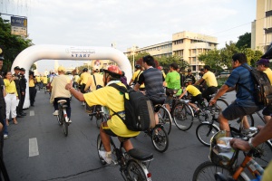 ขบวนผู้บริหารหน่วยงาน ข้าราชการ ประชาชน สื่อมวลชน ร่วมปั่นจักรยานรอบเกาะรัตนโกสินทร์