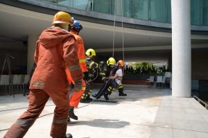 การจำลองสถาณการณ์ช่วยเหลือผู้ประสบภัยจากตึกสูง