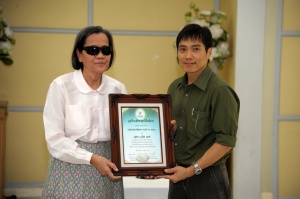 thaihealth พิธีมอบรางวัลเภสัชกรดีเด่นเพื่อสังคมประจำปี พ.ศ. 2554 และ เสวนา อาศรมความคิดระบบยา