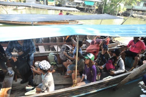 ออกเดินทางโดยเรือเพื่อเรียนรู้วิถีชีวิตของชุมชน