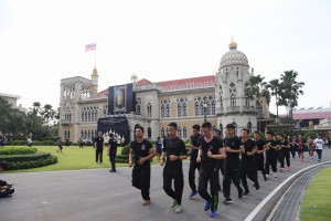 หนุนคนไทยออกกำลังกาย ขานรับปฏิญญากรุงเทพฯ เมื่อวันที่ 23 พฤศจิกายน 2559 มติคณะรัฐมนตรี (ครม.) ได้ขานรับปฏิญญากรุงเทพฯ โดยกำหนดให้มีกิจกรรมการออกกำลังกายของทำเนียบรัฐบาล และส่วนราชการต่างๆ ในทุกวันพุธ ช่วงเวลา 15.00-16.30 น. โดย พล.อ.ประยุทธ์ จันทร์โอชา นายกรัฐมนตรีและหัวหน้าคณะรักษาความสงบแห่งชาติ (คสช.) ได้นำคณะรัฐมนตรี และข้าราชการประจำทำเนียบรัฐบาล นำร่องออกกำลังกาย ที่บริเวณหน้าตึกไทยคู่ฟ้า ทำเนียบรัฐบาล เพื่อส่งเสริมสุขภาพร่างกายที่ดีให้แก่ข้าราชการ โดยการออกกำลังกายครั้งนี้ ได้จัดให้มีการเต้นแอโรบิก จานร่อน ห่วงยาง เดิน ยืนแกว่งแขน และวอลเลย์บอล บรรยากาศเป็นไปด้วยความผ่อนคลาย



ดูรายละเอียดเพิ่มเติมได้ที่ https://goo.gl/c6nFqt