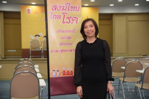 รศ.ดร.ภญ.จงจิตร อังคทะวานิช ผู้จัดการโครงการขับเคลื่อนสงฆ์ไทยไกลโรคเพื่อการดูแลโภชนาการพระสงฆ์ในระดับประเทศ (สสส.)
