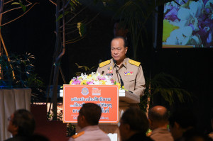 พลเอกอนุพงษ์ เผ่าจินดา รัฐมนตรีว่าการกระทรวงมหาดไทย ในฐานะผู้อำนวยการศูนย์อำนวยการความปลอดภัยทางถนน