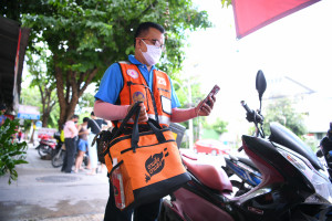 งานเสวนา ตามสั่ง  ตามส่ง บิดเมือง วันที่ 17 กรกฏาคม 2563 ที่สมาคมผู้ขับขี่รถจักรยานยนต์รับจ้างแห่งประเทศไทย ซ.ลาดพร้าว 101 กรุงเทพฯ สำนักงานกองทุนสนับสนุนการสร้างเสริมสุขภาพ (สสส.) จัดงานเสวนา “ตามสั่ง – ตามส่ง : บิดเมือง” ภายใต้โครงการพลเมืองไทยสู้ภัยวิกฤติ ชุดโครงการ “พลเมืองไทยสู้ภัยวิกฤติ” 1 ใน 55 โครงการที่ร่วมกันลดผลกระทบจากโควิด-19 มีความแปลกใหม่ น่าสนใจ และเป็นโครงการนำร่องที่ส่งเสริมความเข้มแข็งของชุมชนที่สามารถนำไปต่อยอดได้ คือ โครงการตามสั่ง-ตามส่ง พร้อมขยายผลต่อทั้งเชิงลึกในชุมชม และถอดบทเรียนเพื่อเป็นต้นแบบในการขยายผลไปยังชุมชนที่มีความพร้อมอื่น ๆ

ดูรายละเอียดเพิ่มเติมได้ที่ https://bit.ly/2E0sKGs