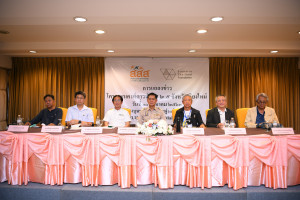แถลงข่าวโครงการ เคาท์ดาวน์ PM 2.5 จังหวัดเชียงใหม่ วันที่ 10 สิงหาคม 2563 ที่โรงแรมฟูราม่า อ.เมือง จ.เชียงใหม่ สำนักงานกองทุนสนับสนุนการสร้างเสริมสุขภาพ (สสส.) มูลนิธิส่งเสริมการออกแบบอนาคตประเทศไทย (Scenario Thailand Foundation) และภาคีเครือข่าย จัดงานแถลงข่าวโครงการ “เคาท์ดาวน์ PM 2.5 จังหวัดเชียงใหม่” โดยเชิญตัวแทนภาคนโยบาย ภาคหน่วยงานราชการ ภาควิชาการ ภาคเอกชน ภาคเกษตร ภาค ประชาสังคม ภาคอุตสาหกรรม ภาคขนส่ง และภาคสื่อสารมวลชน แลกเปลี่ยนวิธีการทำงานแก้ไขปัญหาฝุ่นควัน พร้อมจัดทำแผนการปฏิบัติงานลดฝุ่น PM 2.5 จังหวัดเชียงใหม่
 
ดูรายละเอียดเพิ่มเติมได้ที่ https://bit.ly/33XPemp
