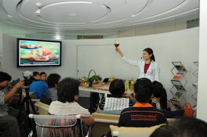 งาน Healthy Workshop Food Hero ยอดอาหารต้านโรค เมื่อวันเสาร์ที่ 23 กุมภาพันธ์ ที่ผ่านมา อาคารศูนย์เรียนรู้สุขภาวะ สำนักงานกองทุนสนับสนุนการสร้างเสริมสุขภาพ (สสส.) จัดกิจกรรมประจำเดือนกุมภาพันธ์ ผ่านกิจกรรม Healthy Workshop Food Hero ยอดอาหารต้านโรค โดยคุณแหวว-แววตา เอกชาวนา นักโภชนาการบำบัด ให้คำแนะนำถึงคุณค่าและความมหัศจรรย์ของพืชพันธุ์ พร้อมปรุงเมนูอาหาร อย่างยำเห็ดรวมมิตรถั่วแดง และกล้วยน้ำว้าขมิ้นปั่น สุดยอดอาหารต้านโรคที่ทำทานเองได้ที่บ้าน

ดูรายละเอียดเพิ่มเติมได้ที่ http://www4.thaihealth.or.th/partner/partner_stor/33429