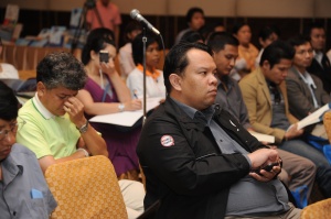 ผู้เข้าร่วมงานแถลงข่าวเปิดตัวหนังสือสถานการณ์การบริโภคเครื่องดื่มแอลกอฮอล์และผลกระทบในประเทศไทยฯ